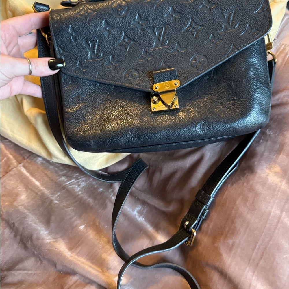 Authentic Louis Vuitton Metis Pochette Noir with matching wallet.